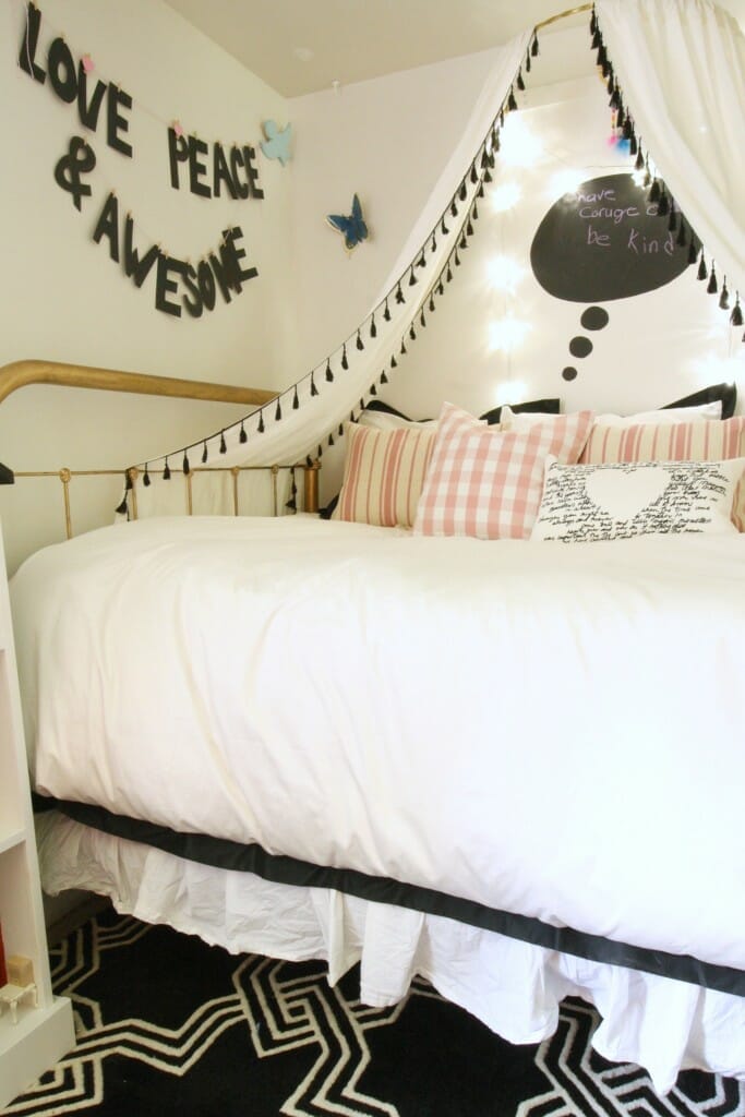 Emmy's bedding in black and white