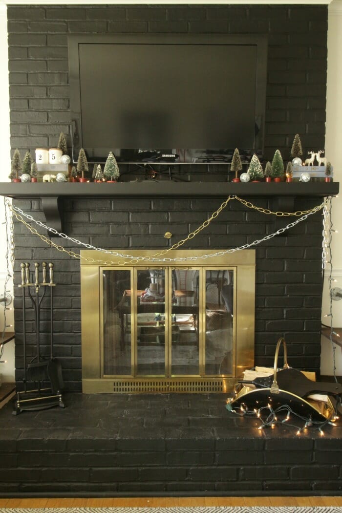 Chains as garland on the Mantle