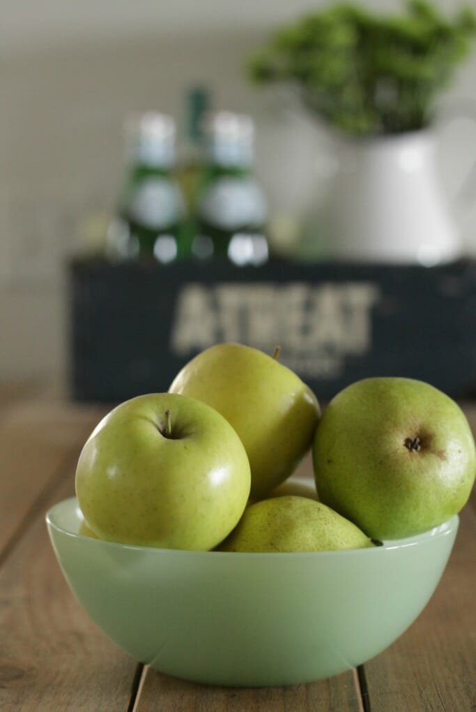 Jadeite bowl with pears and apples