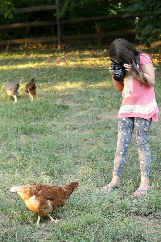 Emmy-Taking-Photo-Star-Hen