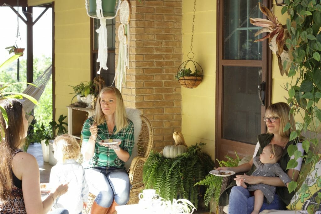 fall-brunch-with-friends-on-porch