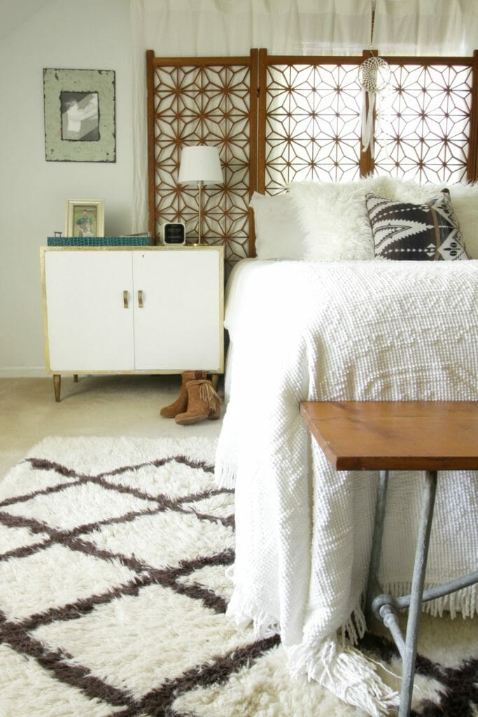 kilim-pillow-white-wood-vintage-bedroom