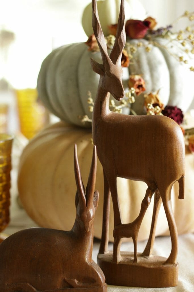 vintage-antelope-as-fall-dining-decor