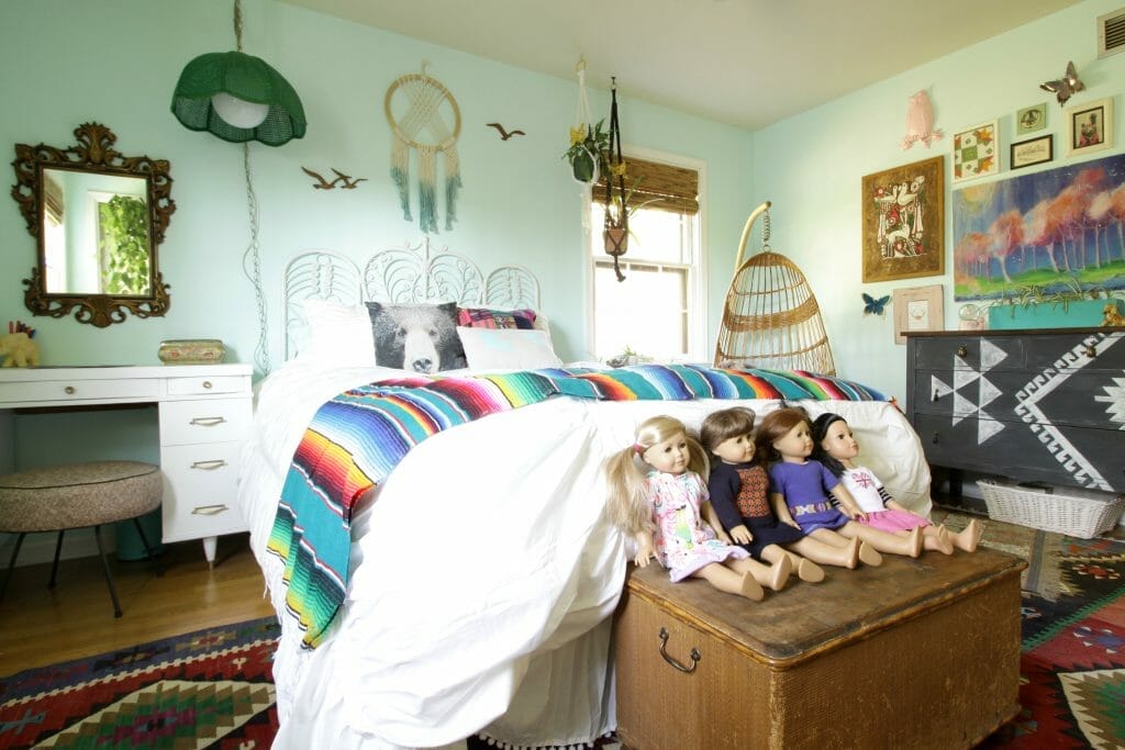 eclectic-vintage-girls-room
