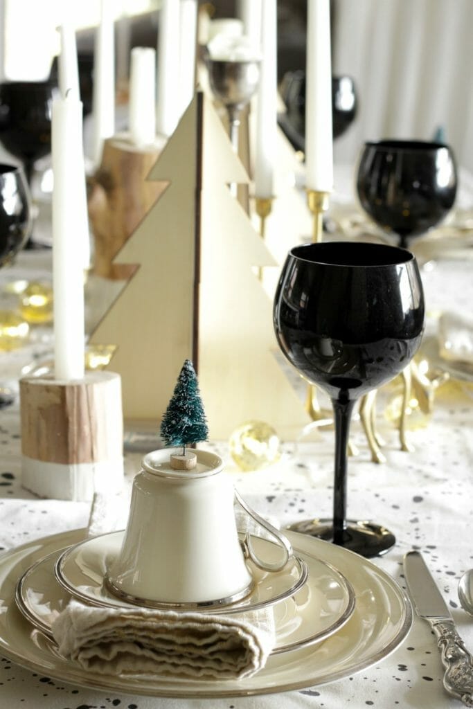 gold-black-white-wood-christmas-table