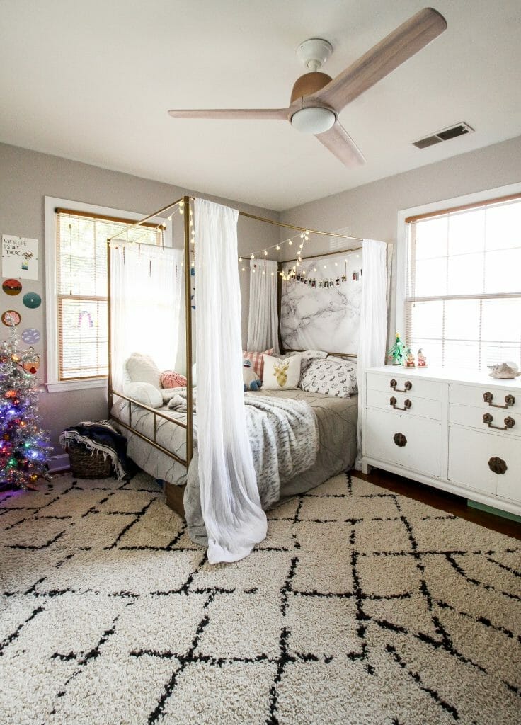 teen girl bedroom at christmas